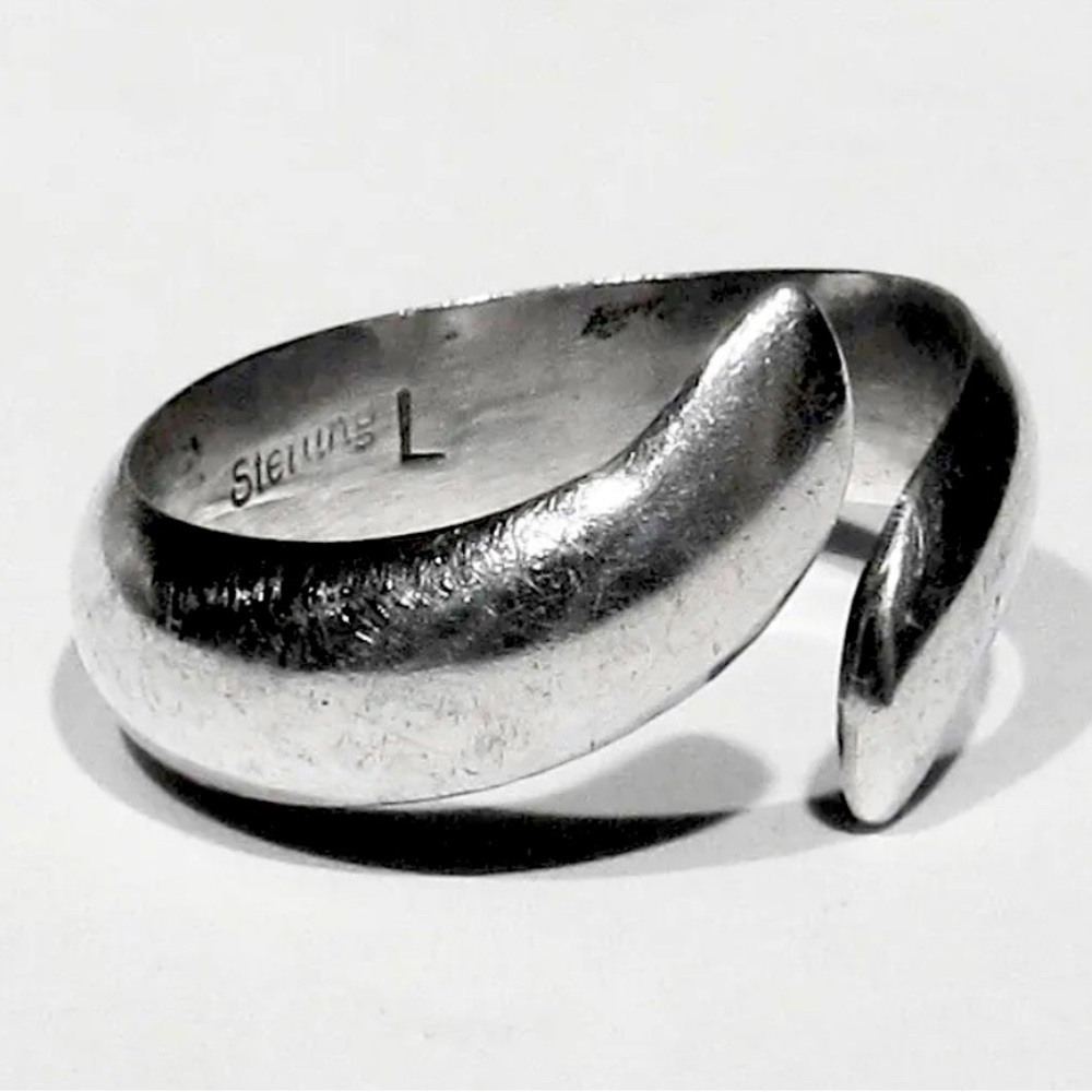 Signed - Lutricia Yellowhair, Navajo. Elegant 1980s Sterling Silver Wrap Ring